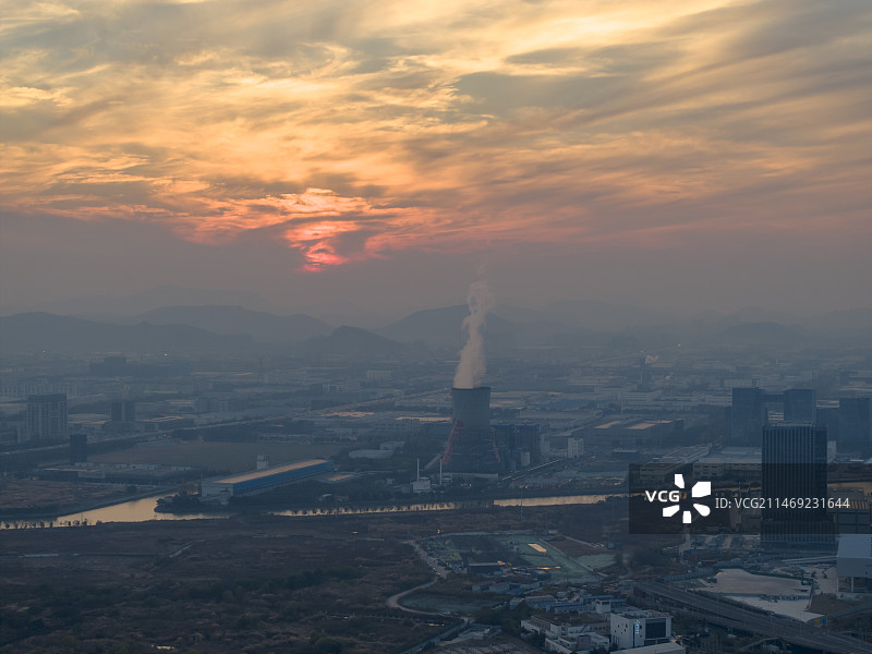 江苏苏州城区烟囱浓烟滚滚工业污染图片素材