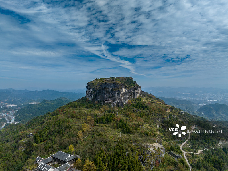 航拍贵州凯里市的香炉山景色图片素材
