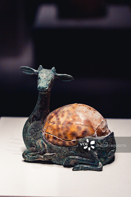 中国国家博物馆西汉嵌贝青铜鹿形镇图片素材
