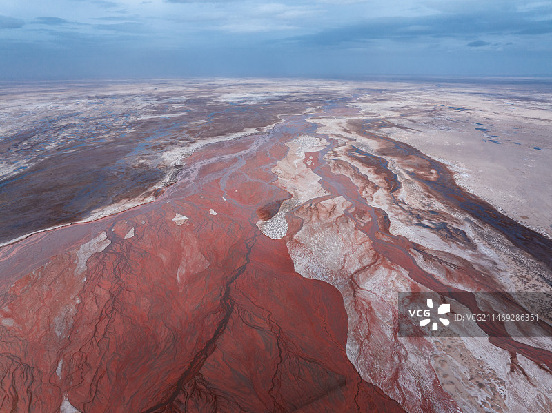 航拍青海都兰县红色的速香日德河图片素材