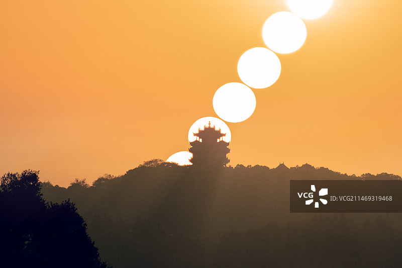 西湖城隍阁悬日 堆栈 日出图片素材