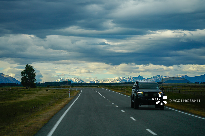 乌云下的公路图片素材
