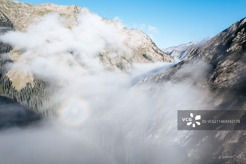 中国新疆伊犁乌孙古道徒步中的佛光图片素材