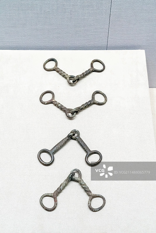 战国青铜器，马车部件，铜节约，马衔，车軎，合页，卡环图片素材