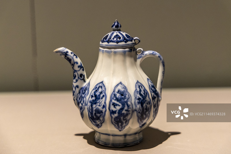 北京故宫博物院茶·世界—茶文化特展：青花云龙纹梨形执壶【明宣德，元、明时期的梨形执壶，亦可做卤壶用】图片素材