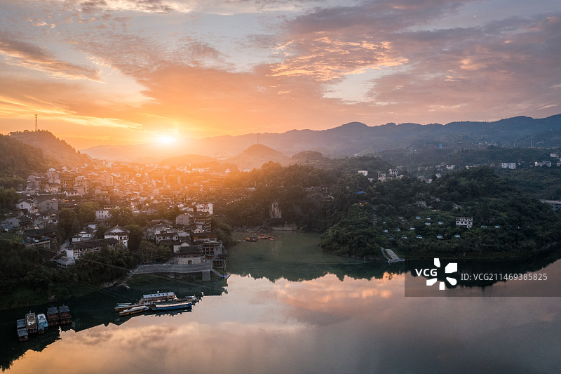 航拍湖南省湘西土家族苗族自治州永顺县芙蓉镇日出时分图片素材