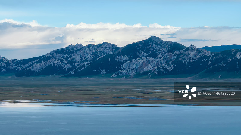 航拍青海果洛阿尼玛卿雪山湖景图片素材