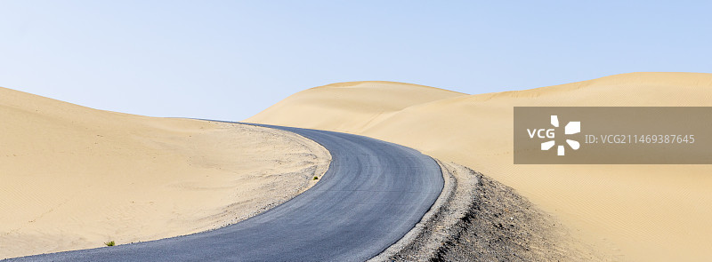 新疆克拉玛依的沙漠公路图片素材