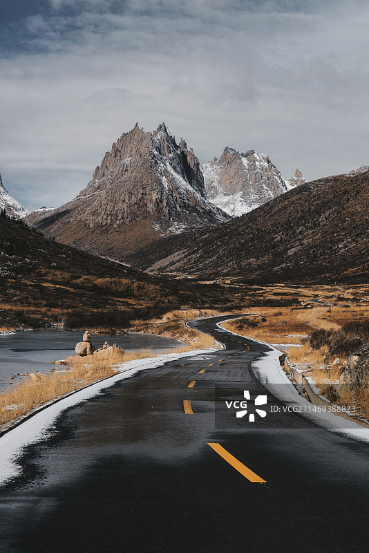 四川阿坝州莲宝叶则的童话公路图片素材