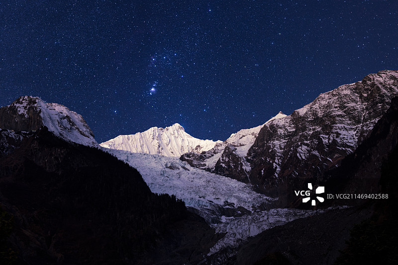 梅里雪山卡瓦格博峰明永冰川的夜间星空摄影图片素材