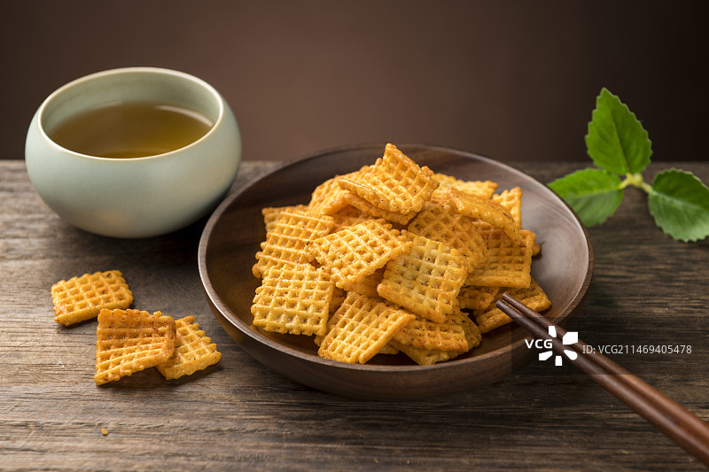 休闲零食小米锅巴摆放在桌面上特写图片素材