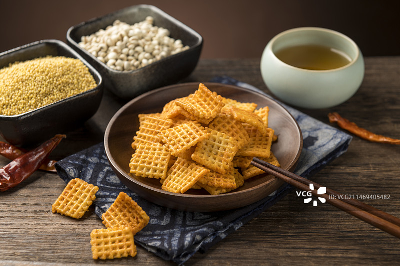 休闲零食小米锅巴摆放在桌面上特写图片素材