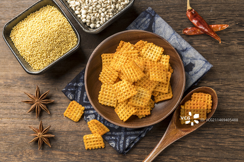 休闲零食小米锅巴摆放在桌面上特写图片素材
