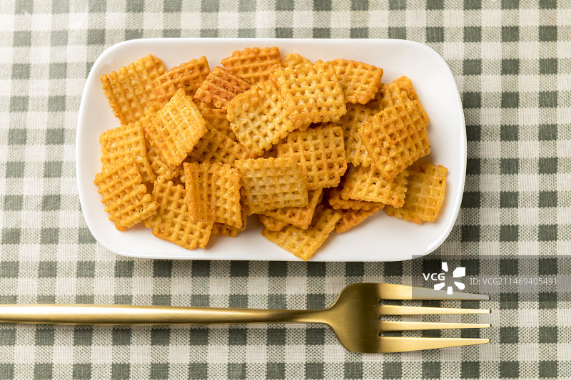 休闲零食小米锅巴摆放在桌面上特写图片素材