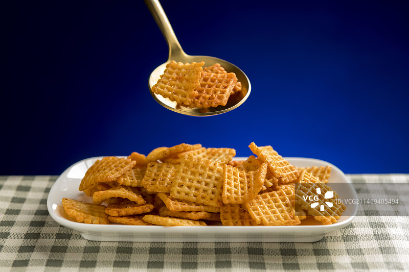 休闲零食小米锅巴摆放在桌面上特写图片素材