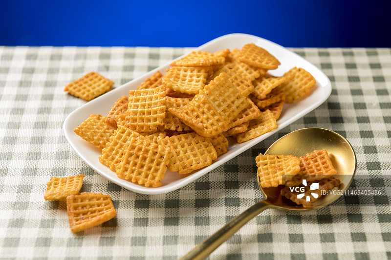 休闲零食小米锅巴摆放在桌面上特写图片素材