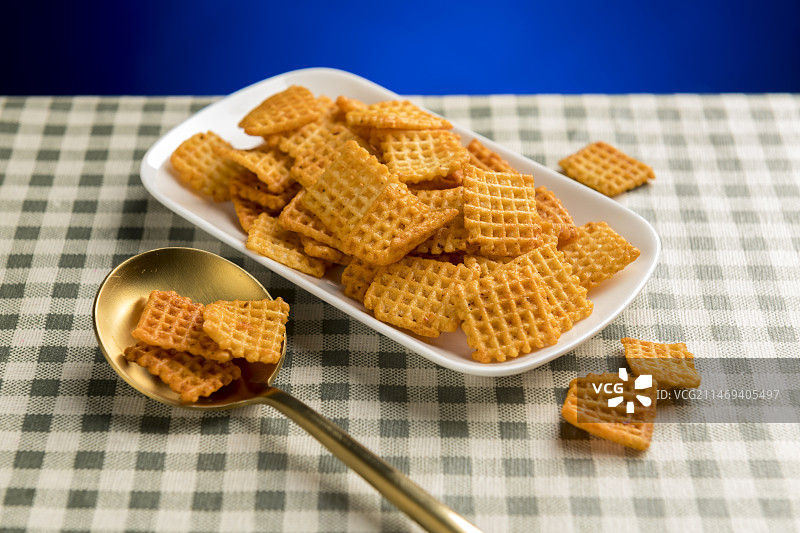 休闲零食小米锅巴摆放在桌面上特写图片素材