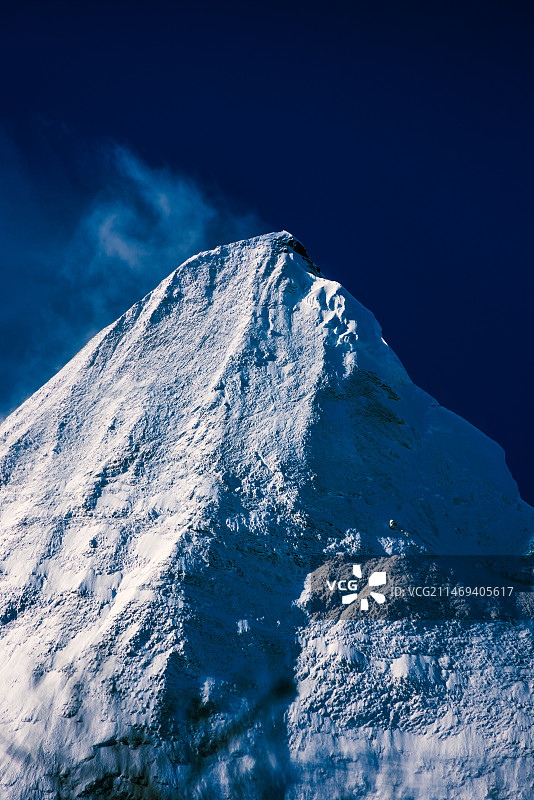 白雪皑皑的稻城亚丁山峰央迈勇仰天俯瞰图片素材