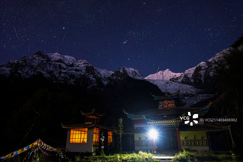 梅里雪山卡瓦格博峰明永冰川脚下的莲花寺宁静长曝光星空摄影图片素材