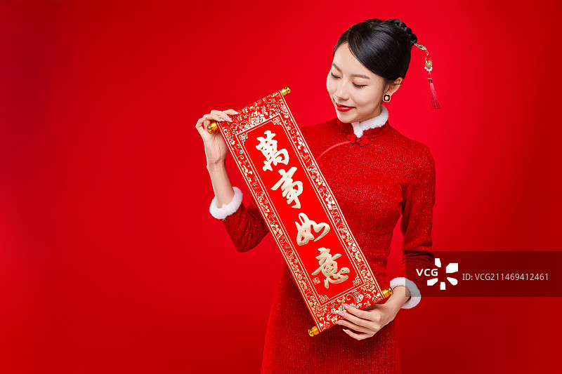 穿红色旗袍拜年的年轻女性图片素材