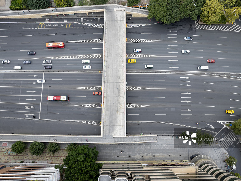 人行天桥，多车道公路，车水马龙图片素材
