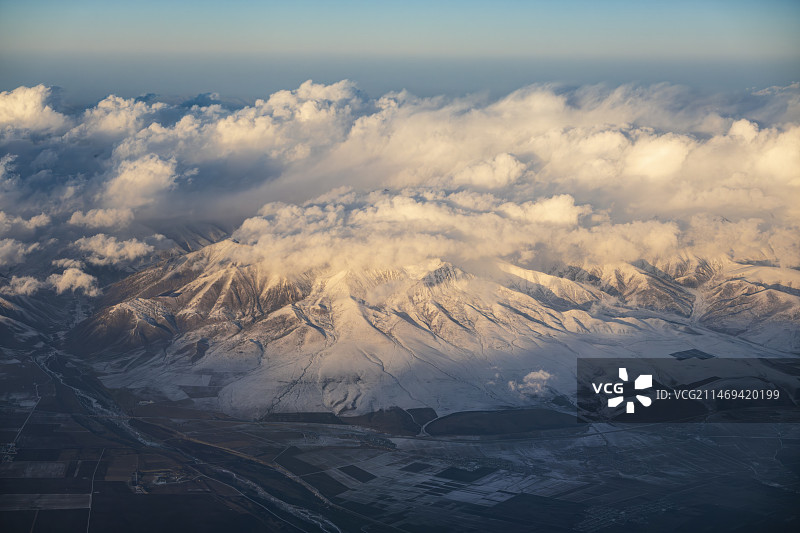 青海门源县的雪山航拍图片素材