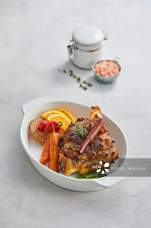 碗里的美食 猪腿肉配蜂蜜芥末和迷迭香橙子图片素材