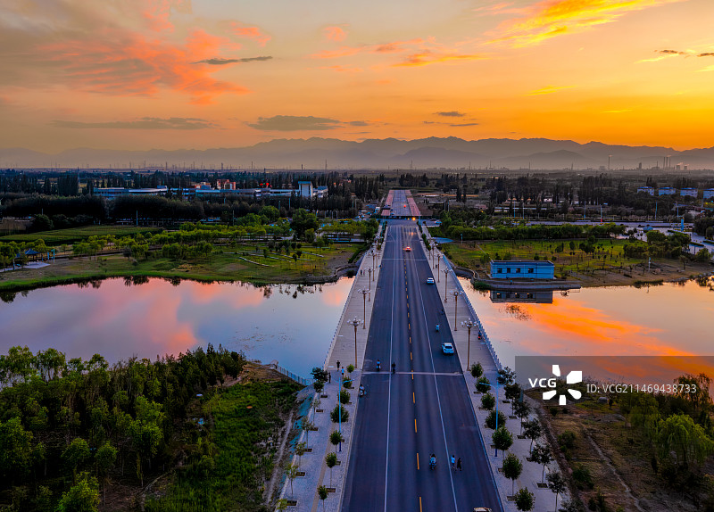 夕阳下的公路图片素材