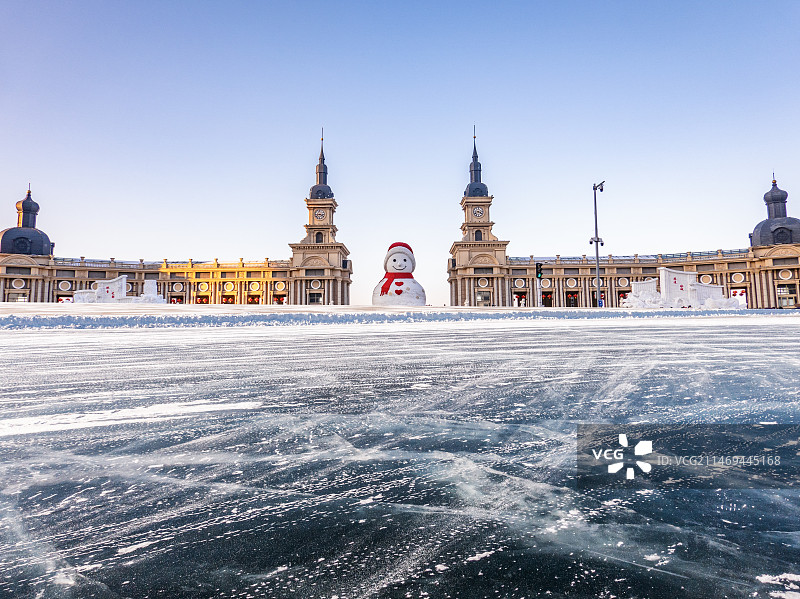 哈尔滨大雪人雪地路面广场图片素材