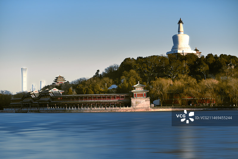 古今交相呼应–白塔与北京中信银行图片素材