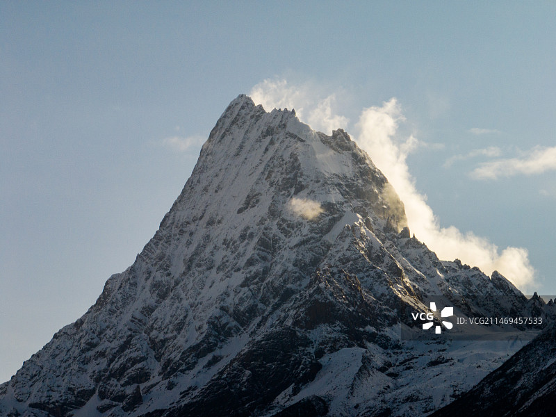 2023年3月8日，西藏林芝市麦措木村。白雪皑皑的山峰仰天俯瞰图片素材