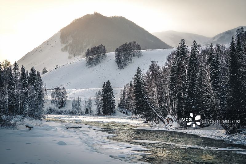 落日余晖下的禾木河与仙女峰图片素材