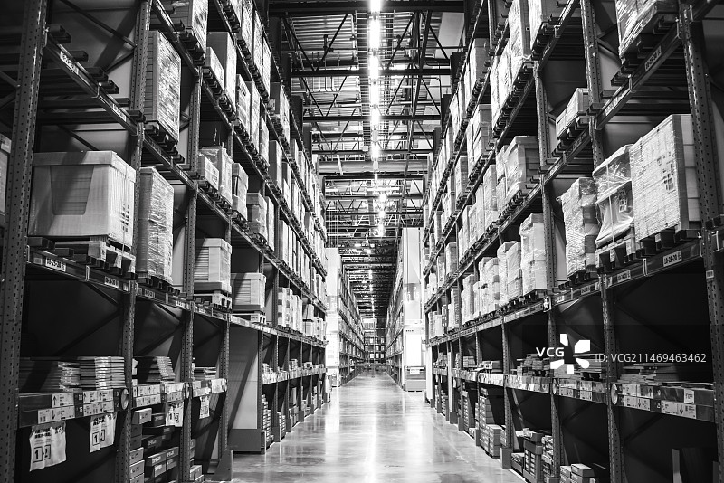 装有货物的仓库货架，黑白照片图片素材