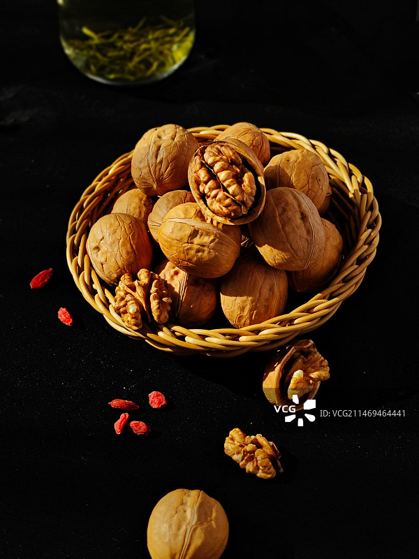 黑色背景下的核桃特写镜头2图片素材