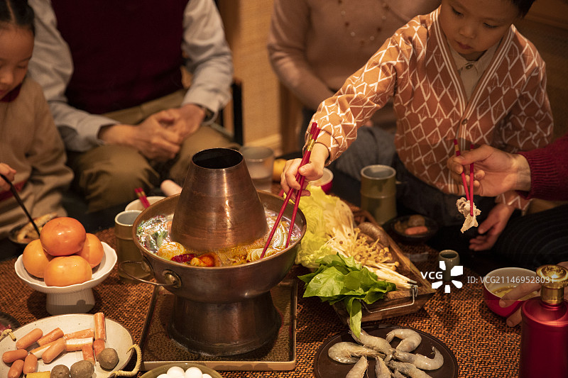 幸福一家人在客厅春节团圆饭—铜火锅图片素材