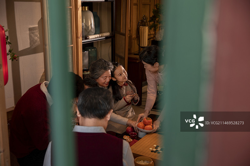 东方家庭过年：幸福一家人在客厅聊天嬉戏图片素材