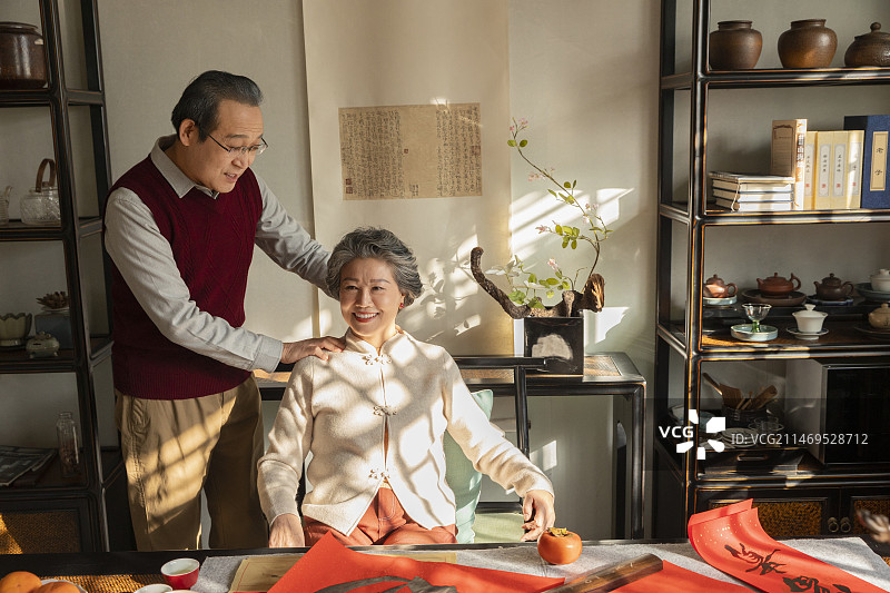 东方家庭过年：老年夫妇在书房按摩和放松图片素材