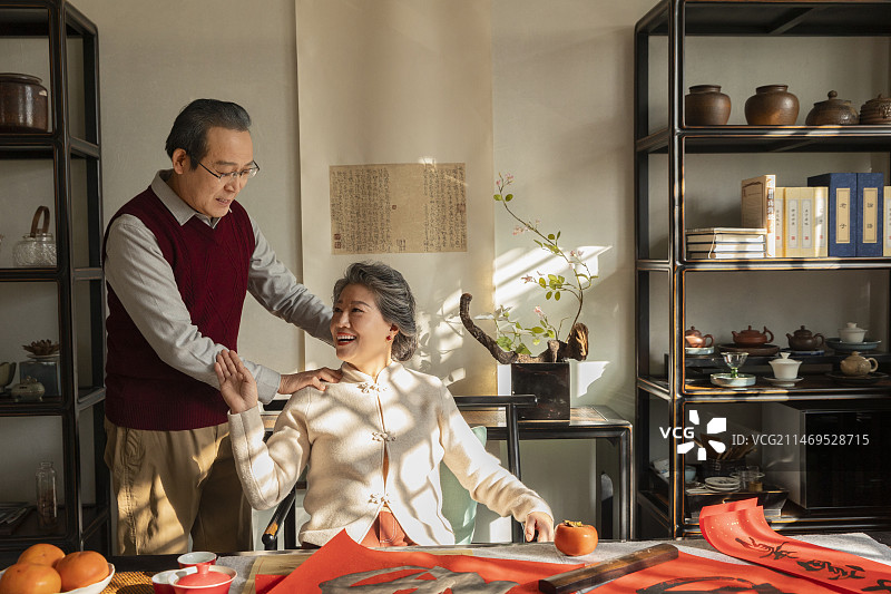 东方家庭过年：老年夫妇在书房按摩和放松图片素材