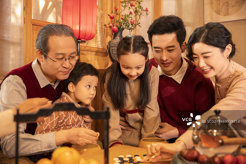 东方家庭过年：幸福一家人玩围棋图片素材