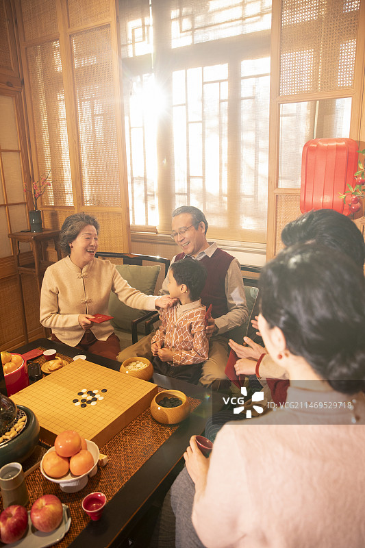 东方家庭过年：幸福一家人拜年送红包图片素材