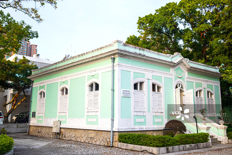 具有百年历史藏在澳门官也街湿地公园中的小清新薄荷绿房黄昏风光图片素材