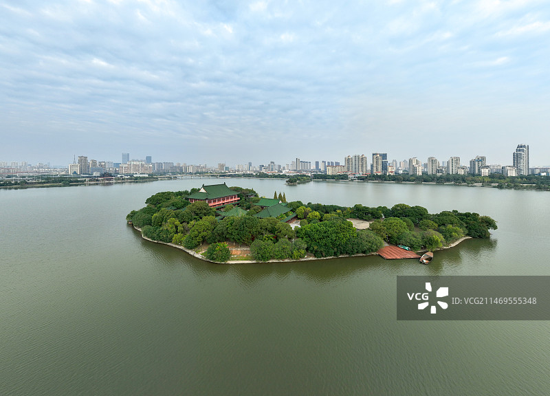 航拍江西南昌象湖湿地公园环漪阁城市风光图片素材