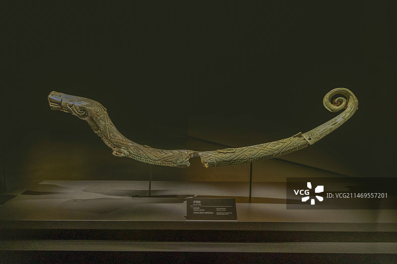 四川广汉三星堆博物馆“天地人神”展：青铜蛇【商代后期，1986年三星堆二号祭祀坑出土】图片素材