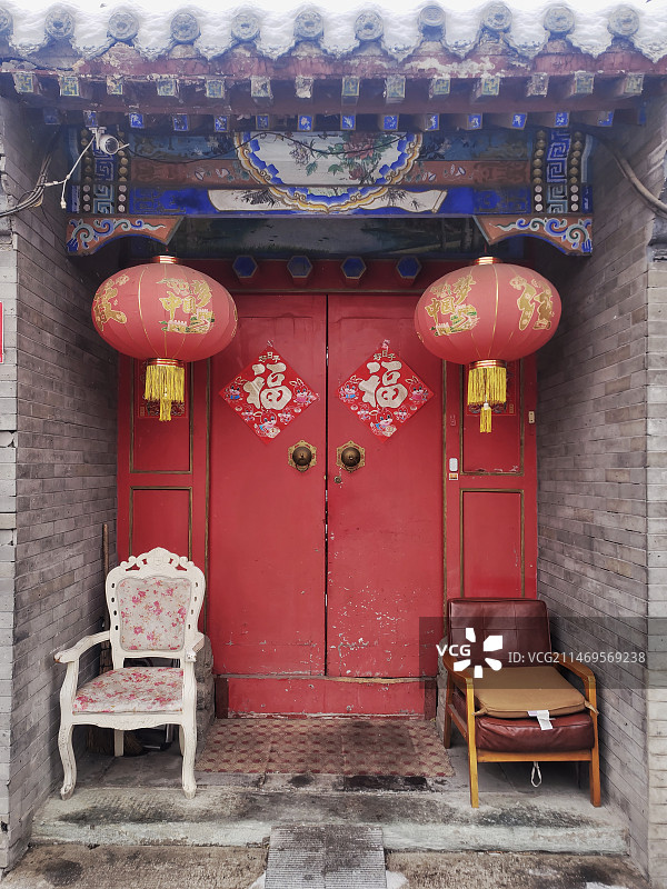 雪后挂红灯笼贴福字的中式住宅大门图片素材