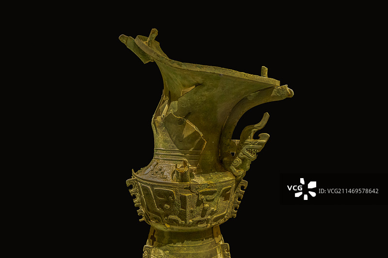 四川广汉三星堆博物馆“天地人神”展：青铜顶尊跪坐人像【商代后期，2021年三星堆三号祭祀坑出土】图片素材