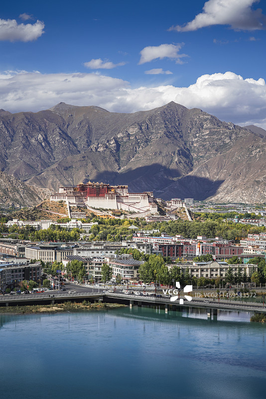 西藏拉萨市南山公园远眺拉萨河和布达拉宫图片素材