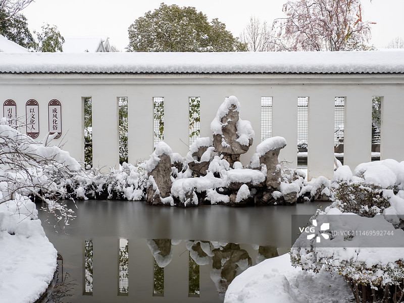冬天大雪中的园林景观图片素材