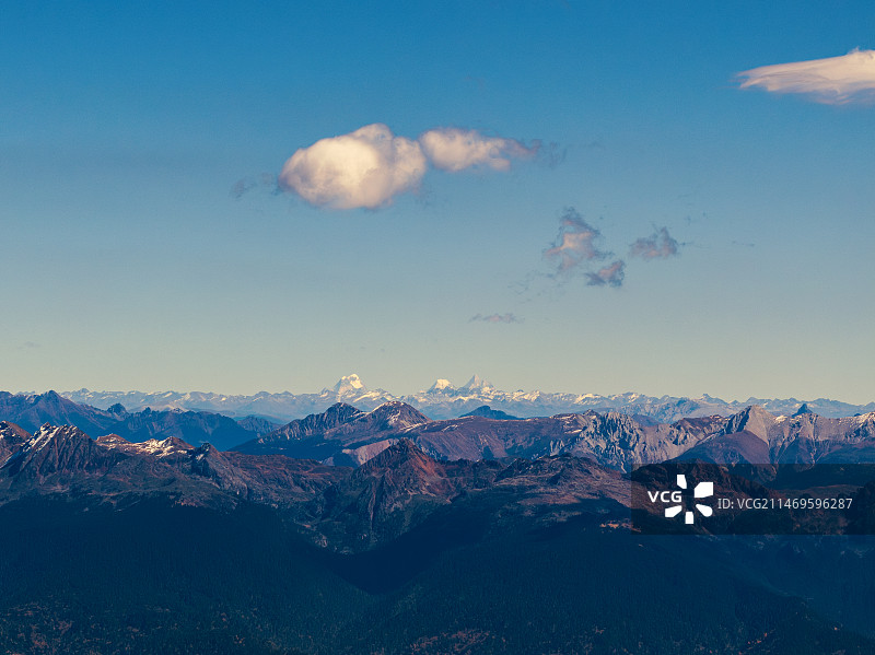 稻城亚丁三神山的罕见航拍视角图片素材