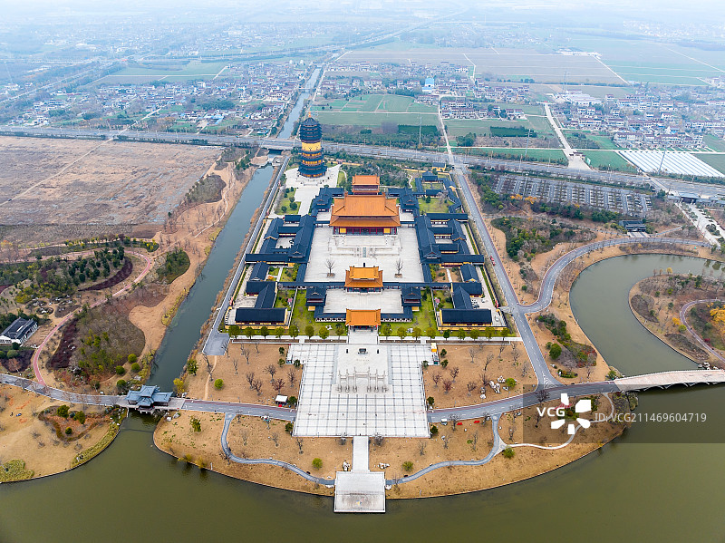 航拍俯瞰冬季泰州凤栖湖古寿胜寺图片素材