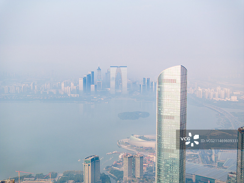 苏州金鸡湖景区平流雾，东方之门与苏州国际金融中心图片素材